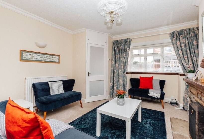 Park End House   Parking, Pet Friendly