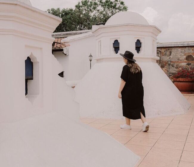 هتل Mestizo Antigua