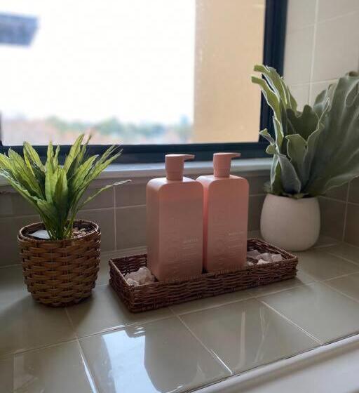 City River Views Free Parking Wifi Netflix Wine