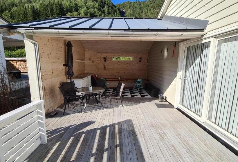 פנסיון Trolltunga Lodge