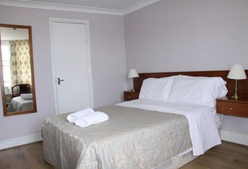 בית מלון כפרי Ambassador