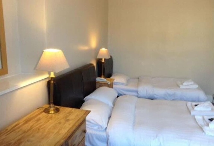 בית מלון כפרי Ambassador