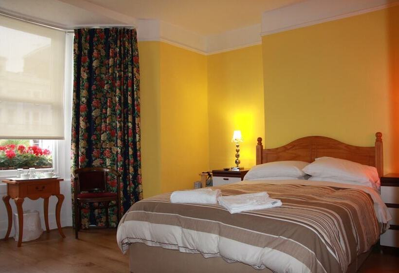 בית מלון כפרי Ambassador