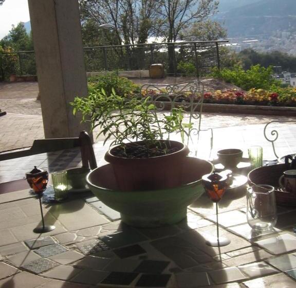 تختخواب و صبحانه Verde Smeraldo