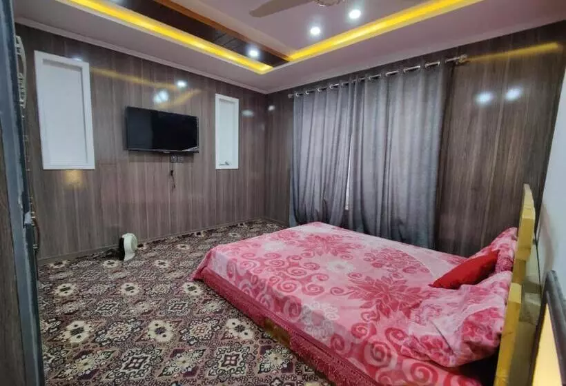 پانسیون Pyramid Lodge