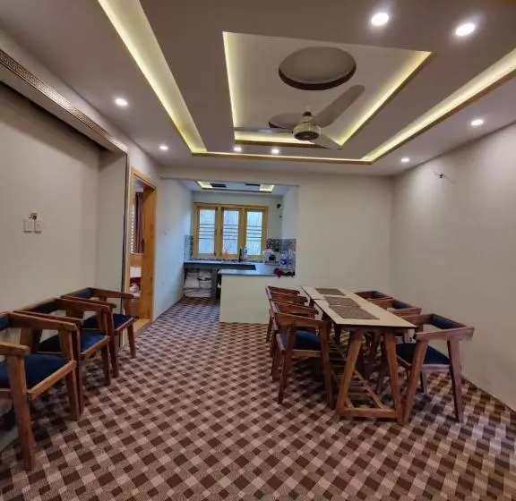 پانسیون Pyramid Lodge