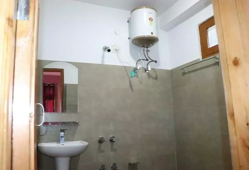 Majatalo Shesh Besh Guest House & Restaurant
