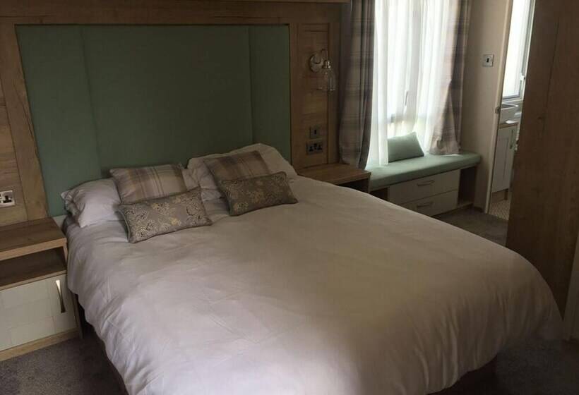 Prime Location 3 Bed Chalet In Seal Bay, Selsey