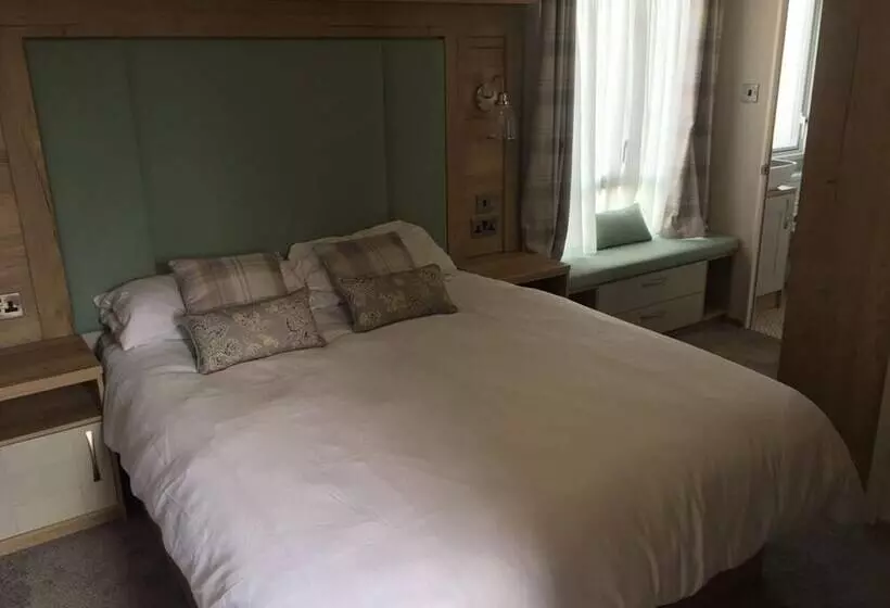 Prime Location 3 Bed Chalet In Seal Bay, Selsey