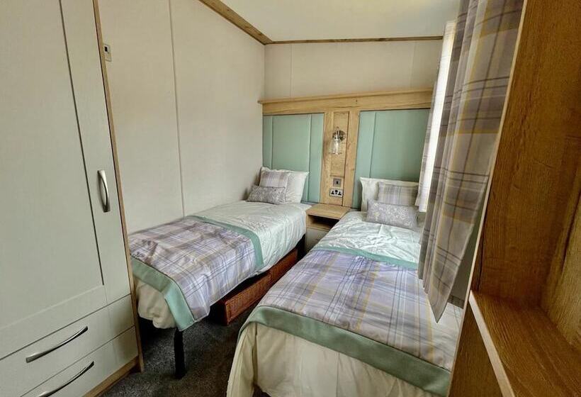 Prime Location 3 Bed Chalet In Seal Bay, Selsey