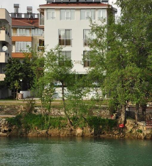 هتل River