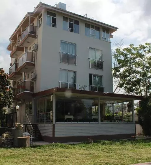 هتل River