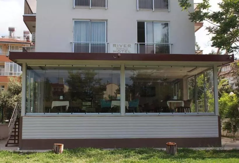هتل River