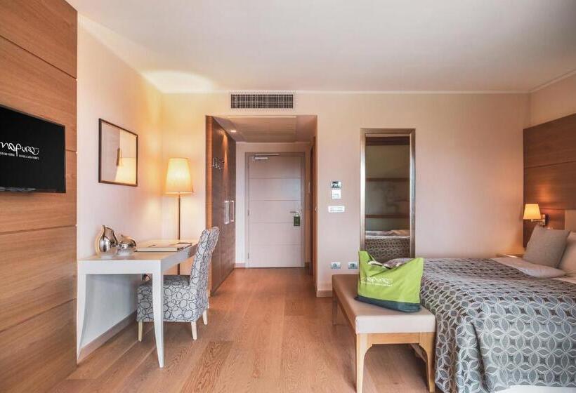 اقامتگاه Art & Design Hotel Napura