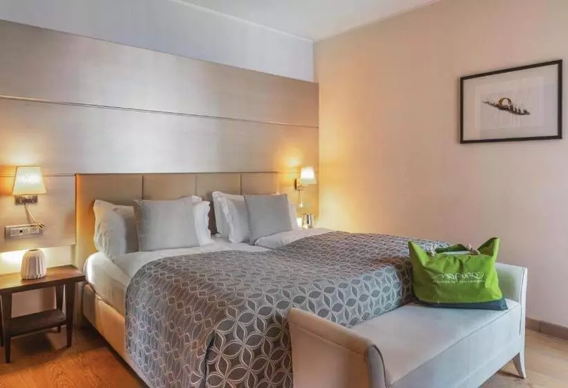 اقامتگاه Art & Design Hotel Napura