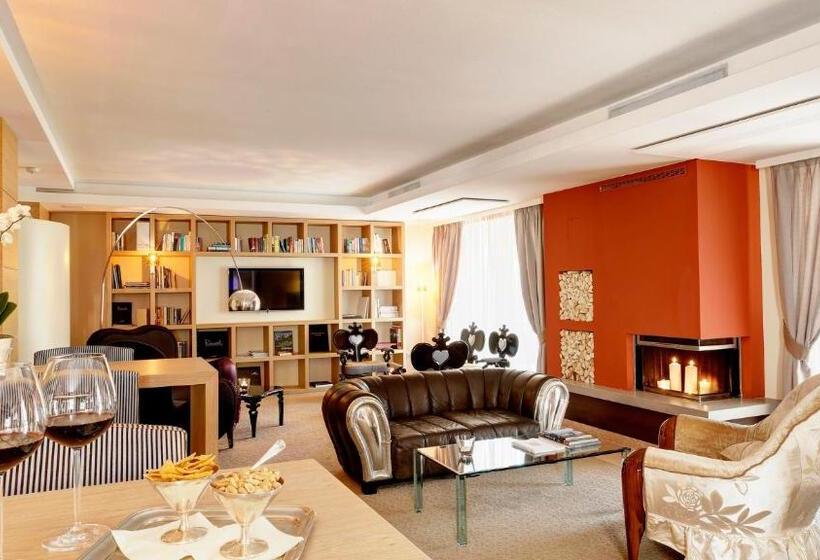 اقامتگاه Art & Design Hotel Napura