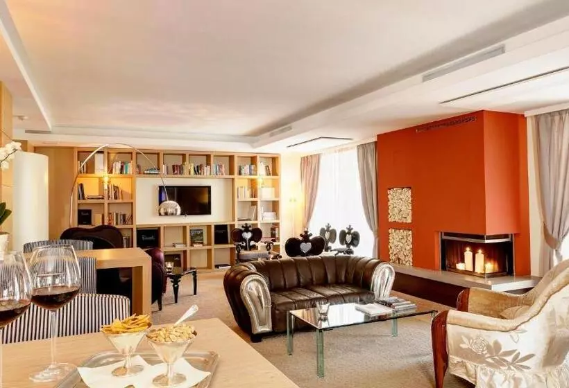 اقامتگاه Art & Design Hotel Napura