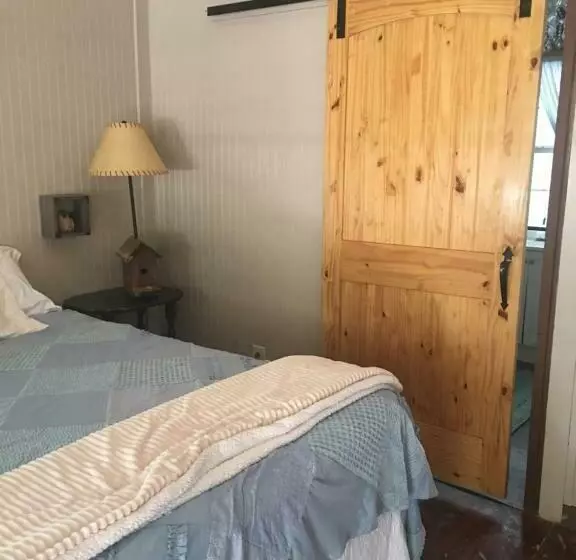 ユースホステル Acorn Hideaways Canton Sweet Tweet Guesthouse King Bed