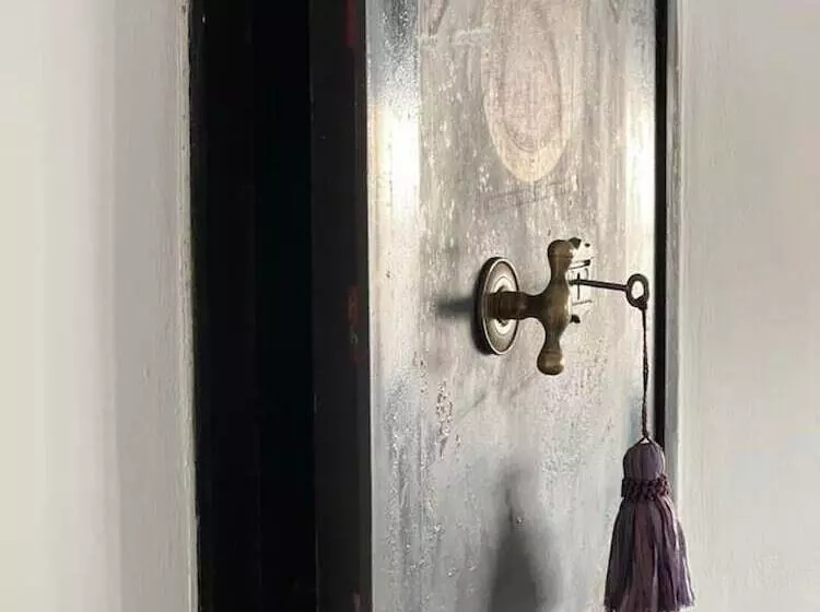 2 Bed Grade 2   Dates Back To 1500 S