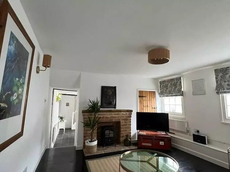 2 Bed Grade 2   Dates Back To 1500 S