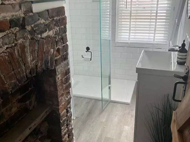 2 Bed Grade 2   Dates Back To 1500 S