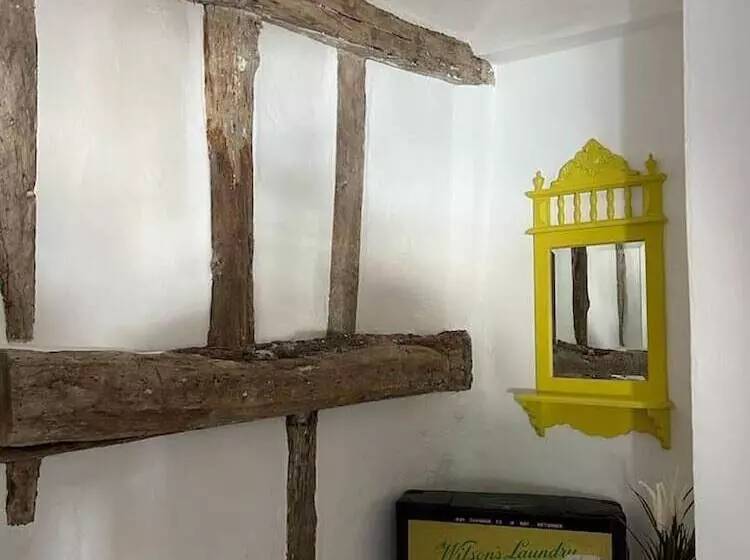 2 Bed Grade 2   Dates Back To 1500 S