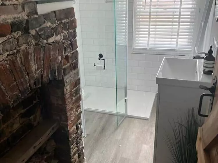 2 Bed Grade 2   Dates Back To 1500 S