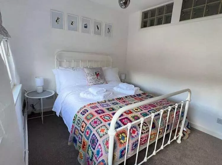 2 Bed Grade 2   Dates Back To 1500 S