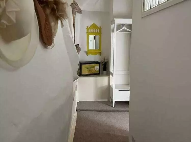 2 Bed Grade 2   Dates Back To 1500 S