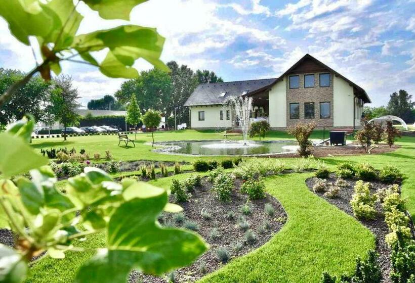 פנסיון Auróra Rendezvényterem & Szállás