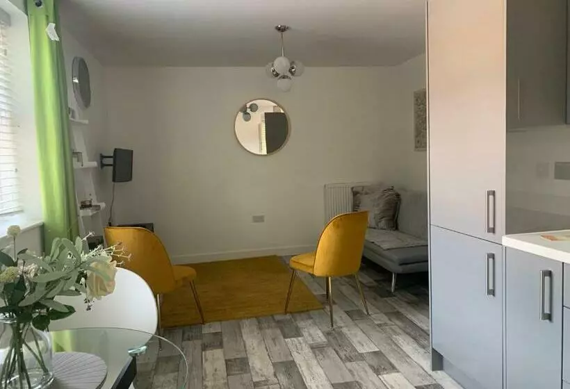 Peterborough City Center One Bed Apartment With Free Private Parking