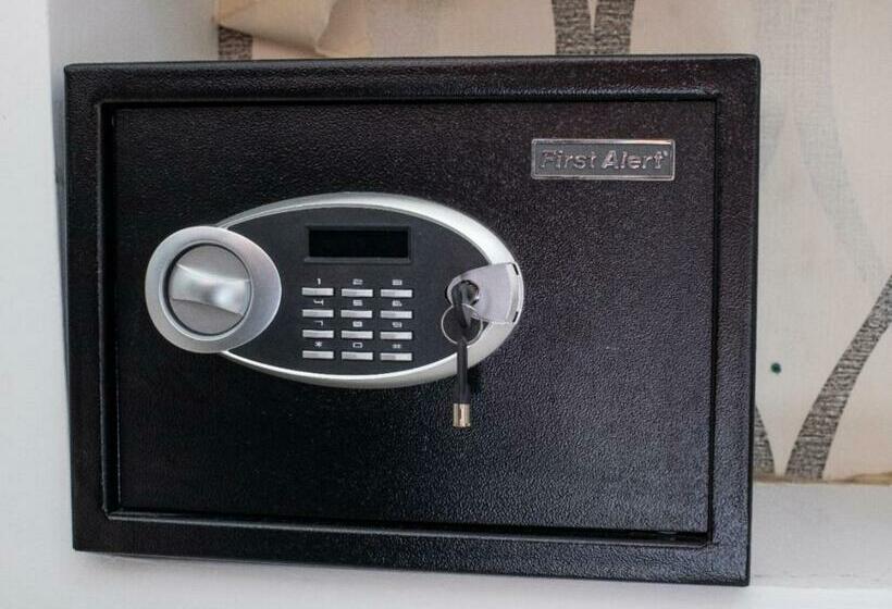 پانسیون Room In Guest Room Cozy 1bd With Common Jacuzzi