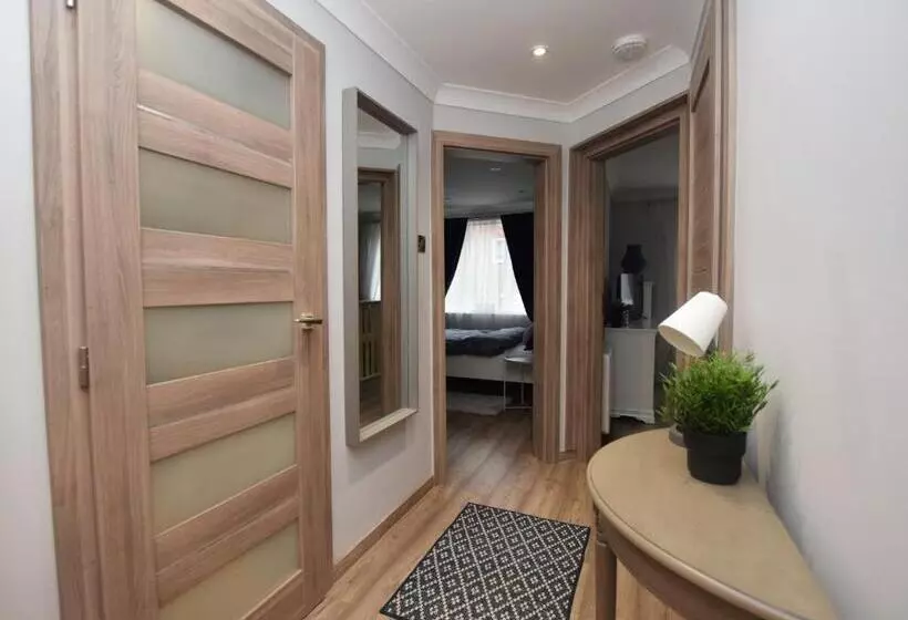 Lovely Apartment Close To The Town Centre & Train Station