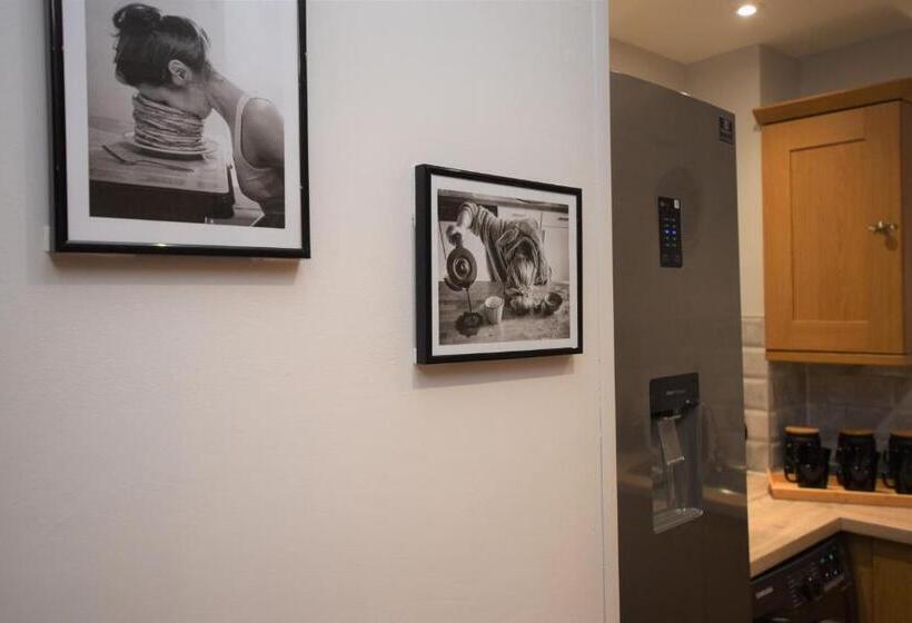 Lovely Apartment Close To The Town Centre & Train Station