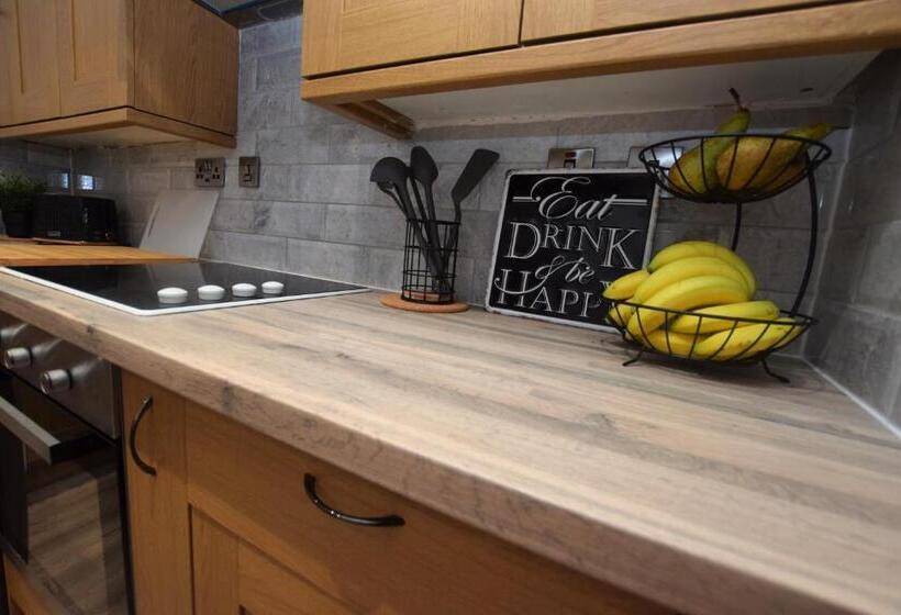 Lovely Apartment Close To The Town Centre & Train Station