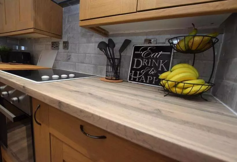 Lovely Apartment Close To The Town Centre & Train Station
