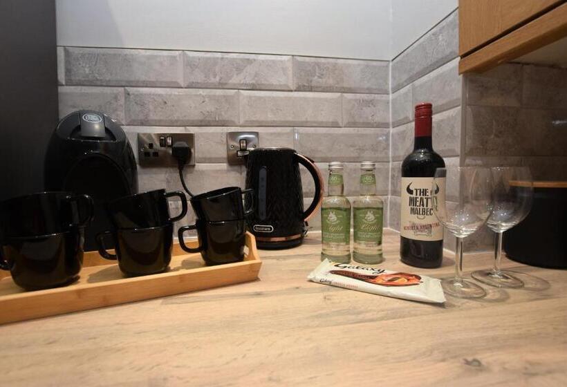 Lovely Apartment Close To The Town Centre & Train Station