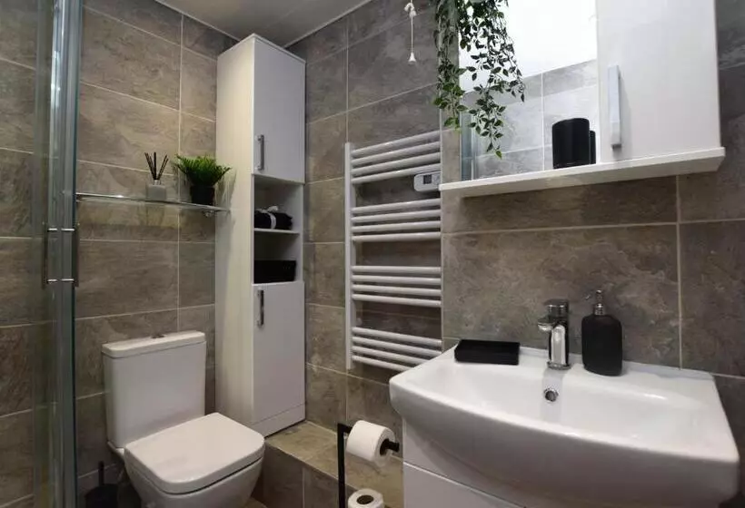 Lovely Apartment Close To The Town Centre & Train Station