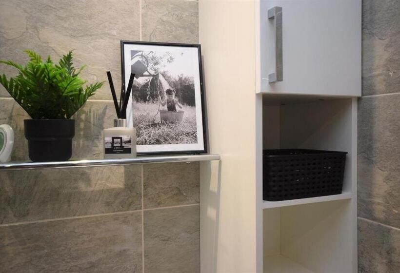 Lovely Apartment Close To The Town Centre & Train Station