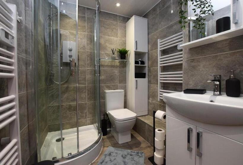 Lovely Apartment Close To The Town Centre & Train Station