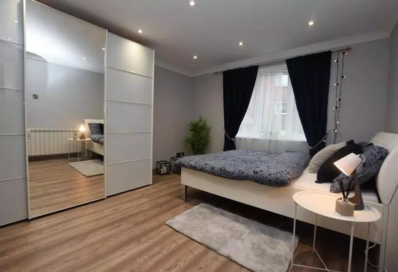 Lovely Apartment Close To The Town Centre & Train Station