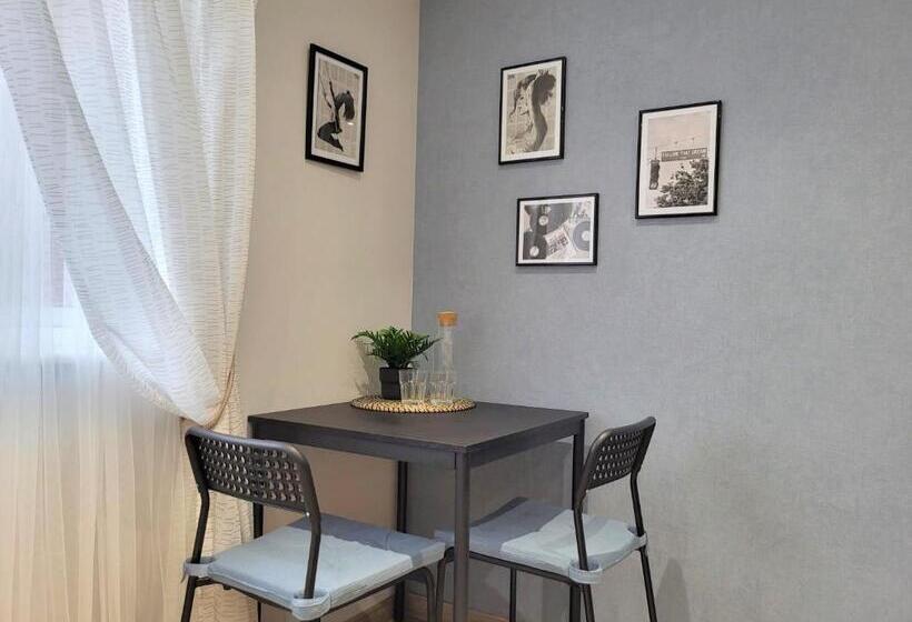 Lovely Apartment Close To The Town Centre & Train Station