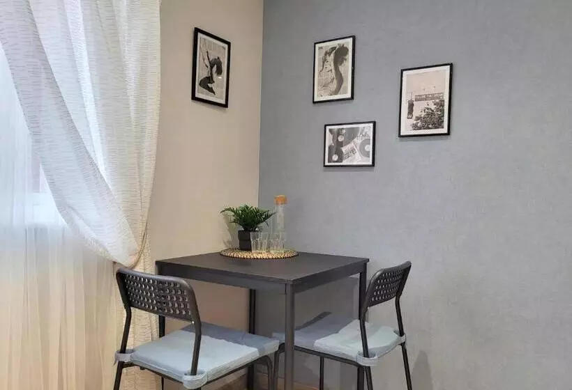 Lovely Apartment Close To The Town Centre & Train Station