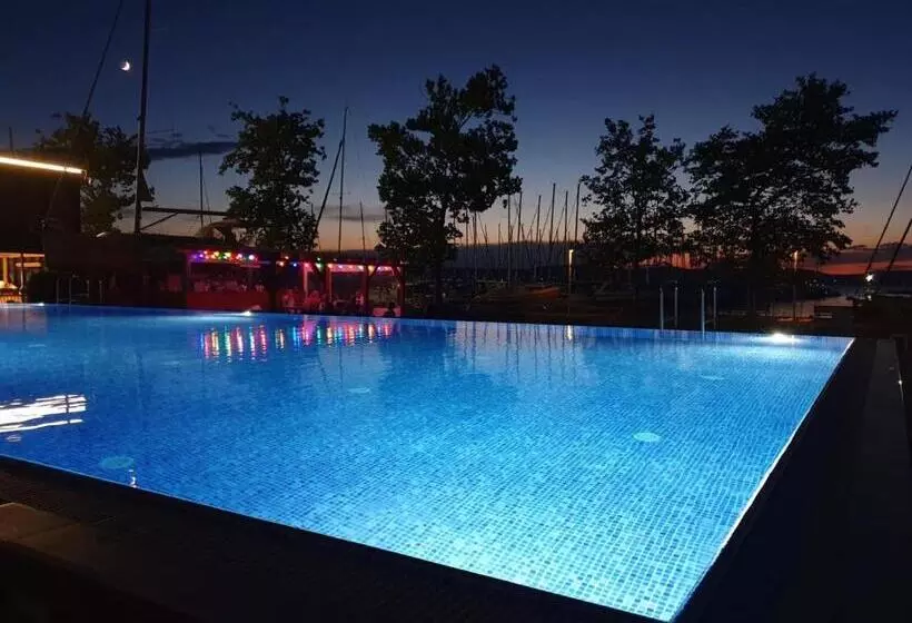 Bl Lakeside Apartman