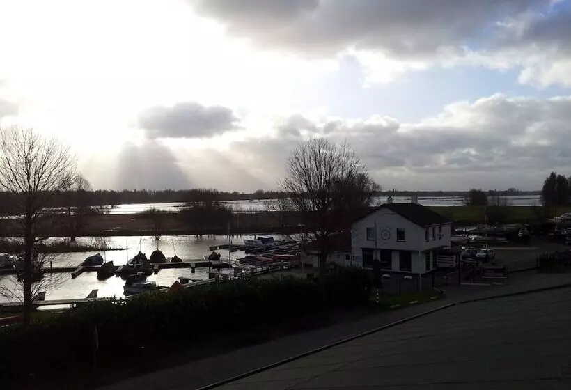 Otel De Brabantse Biesbosch