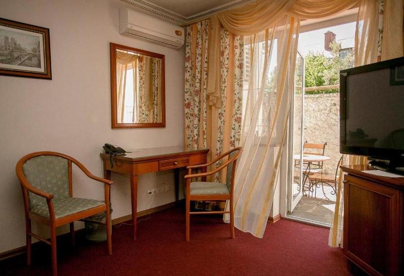 בית מלון כפרי Emona