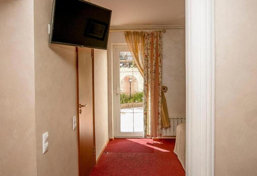 בית מלון כפרי Emona