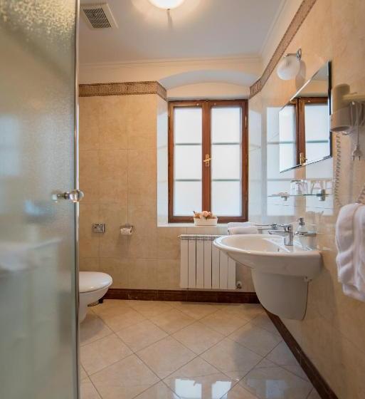 Hotel Octarna   Free Parking