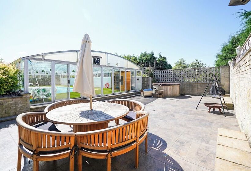 Luxury Spa Party Home   Pool Hottub Bar Sauna