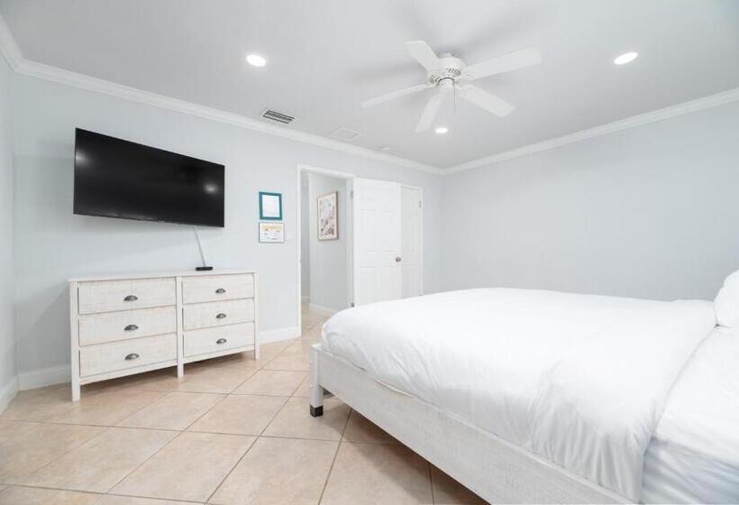 Luxurious Fort Lauderdale Pool Home